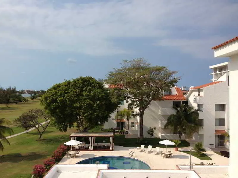 Las Gaviotas Hotel & Suites Cancún 3*,